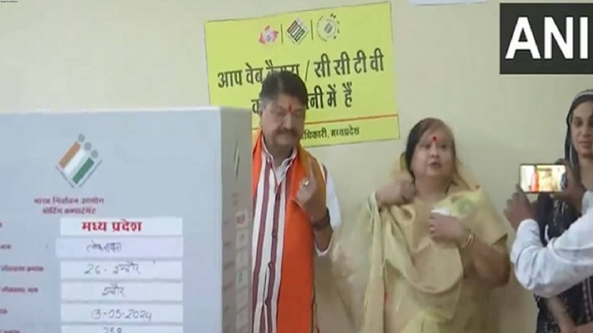 MP Minister Kailash Vijayvargiya casts vote with family in Indore